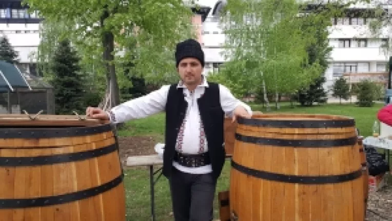 Adrian Menghes, cu inghetata artizanala, la targul traditional din curtea Muzeului Satului