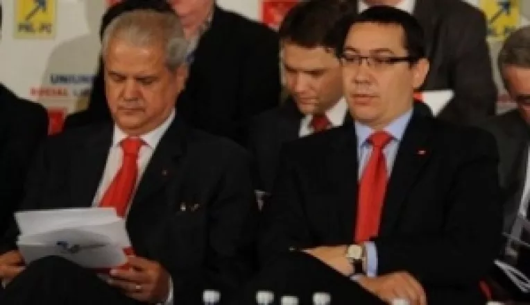 Adrian Nastase revine de facto in politica