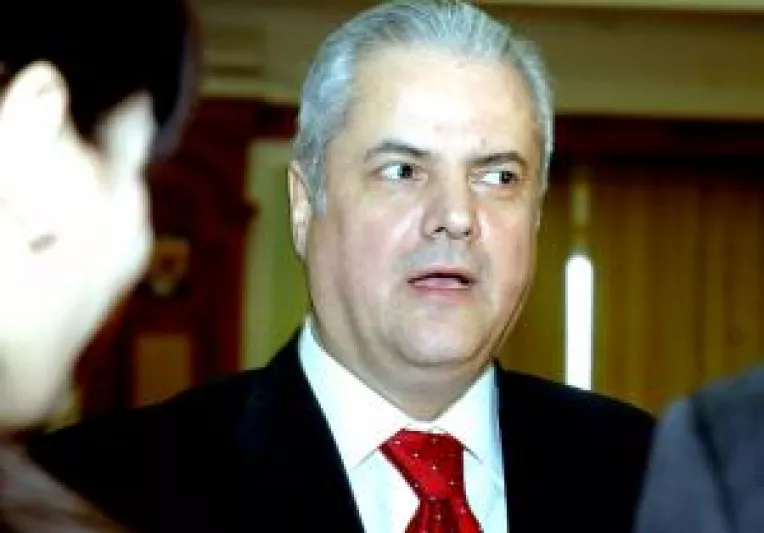 Adrian Nastase, trimis in judecata pentru dare de mita