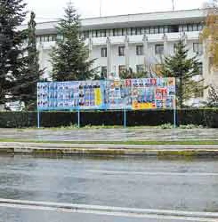 Afisele electorale ale PD-ului starnesc pasiuni la Albesti