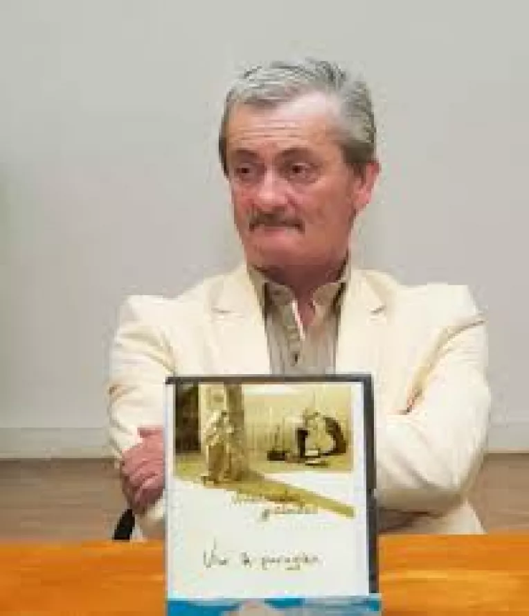 Alexandr Calmacu lanseaza "Cronica despre alb si negru" la Libraria Open Art