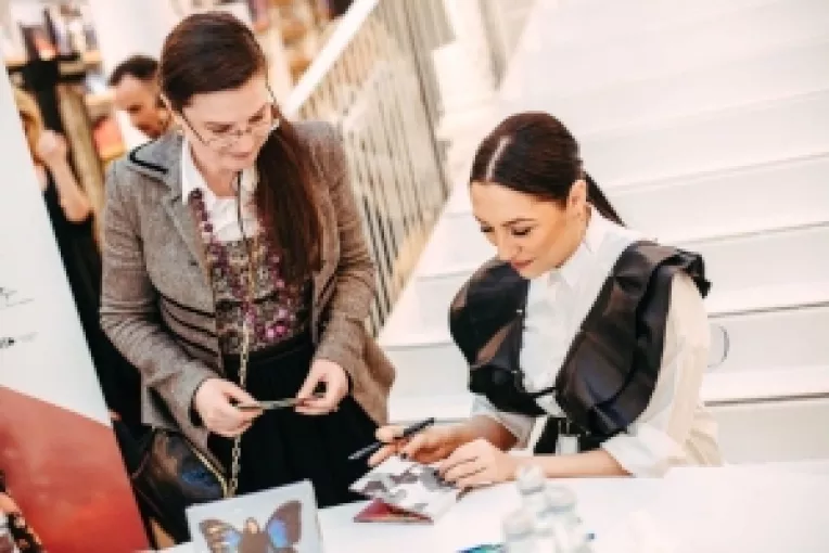 Andra s-a intalnit cu fanii, la Carturesti Carusel