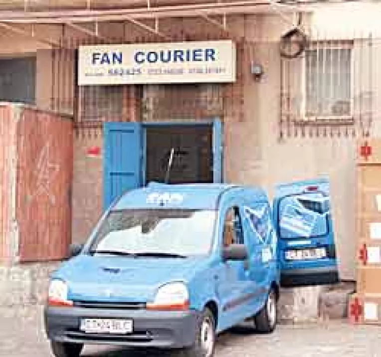 Angajatii Fan Courier, acuzati de vecini ca le muta masinile din loc