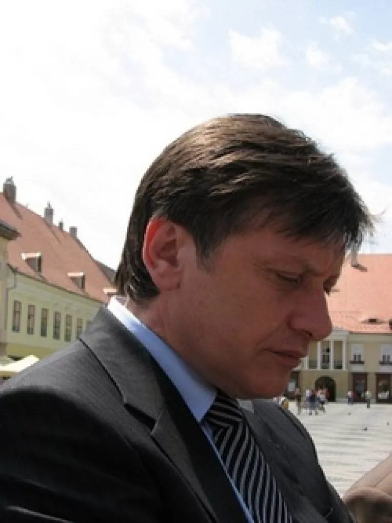 Antonescu: Guvernul pitic trebuie sa cada imediat, nu poate gestiona decat palatul Cotroceni si gradinile din jur