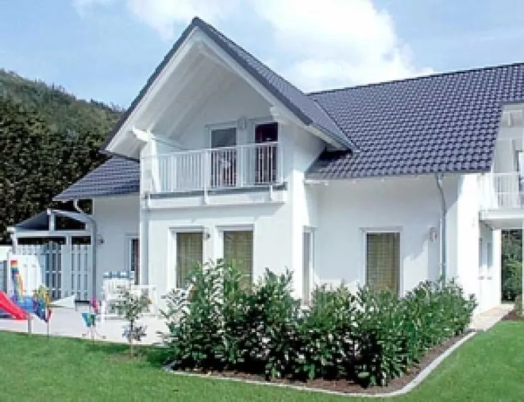 Apartament la bloc sau casa la curte?