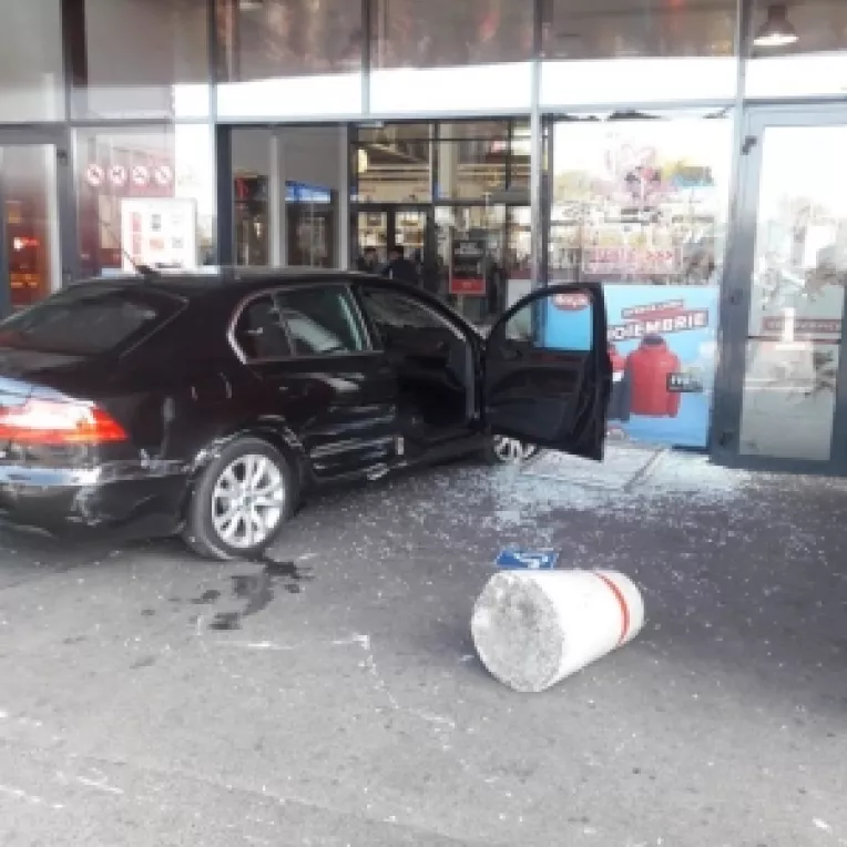 Atac ingrozitor in mall-ul din Braila: Un scelerat beat si drogat a intrat cu masina in multime