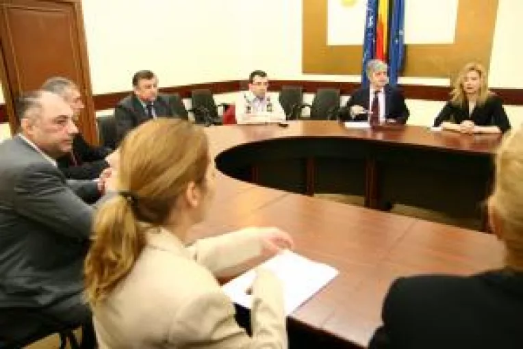 Autoritatile doljene bat palma cu americanii