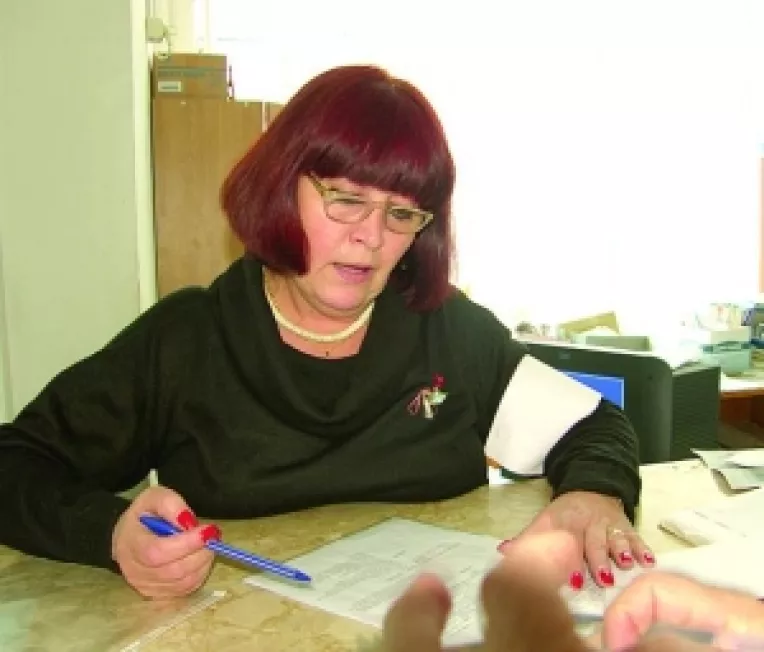 Avertisment cu banderole albe la ghisee. In timpul grevei, functionarii din Constanta au lucrat