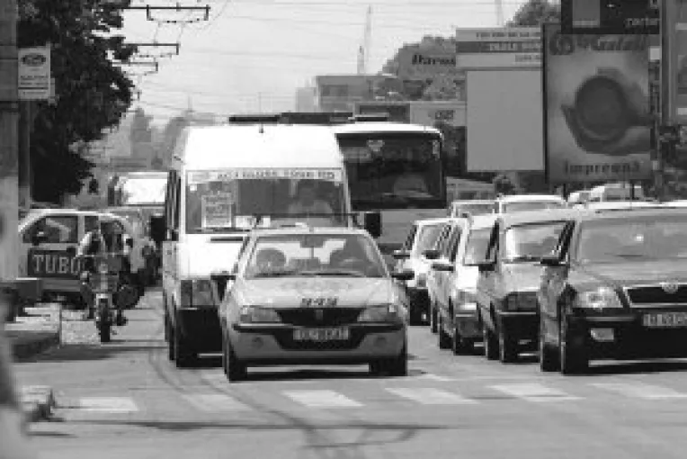 Bani albi din esapamente negre