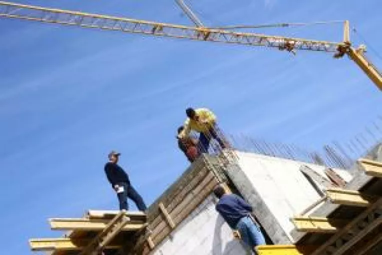 Bani europeni, prin intermediari romani