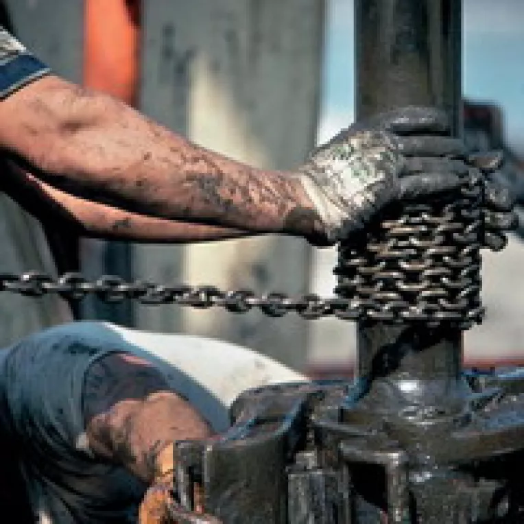 Barilul de petrol a ajuns la 55 de dolari