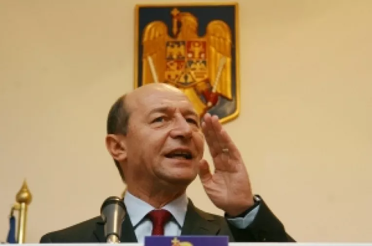 Basescu: Casele, hotia si protejarea ministrilor sunt liantul Guvern-PSD
