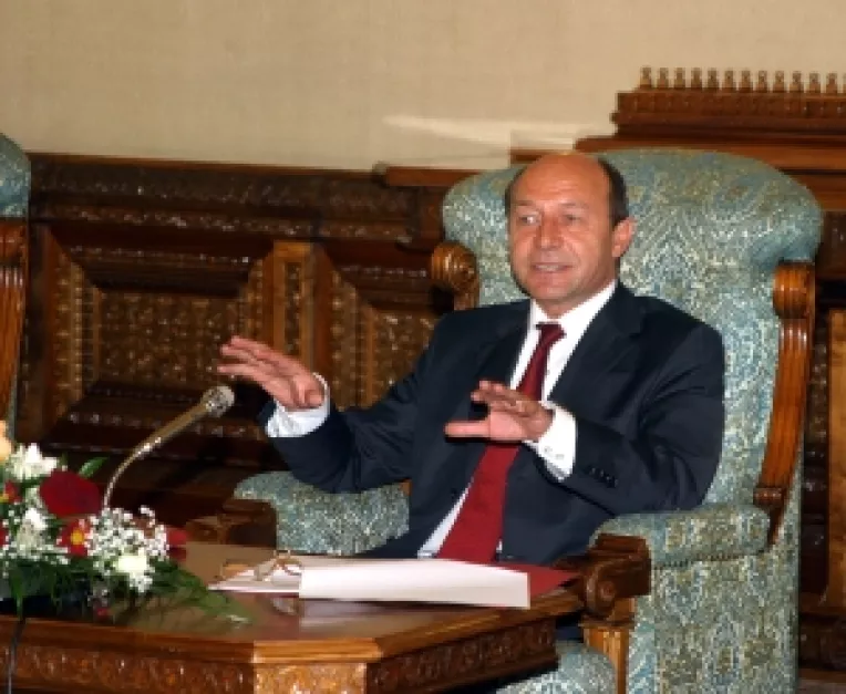 Basescu tine in sah legea uninominalului