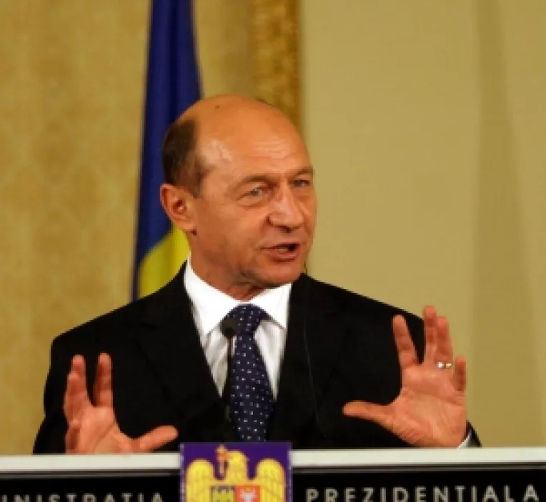 Basescu va anunta oficialii europeni ca Romania vrea sa adopte euro in 2014