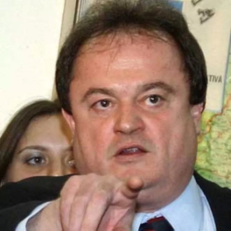 Blaga ii trimite pe ex-prefecti sa se judece cu Guvernul
