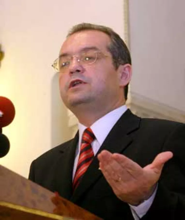 Boc ameninta cu contestarea la Curtea Constitutionala a Legii referendumului