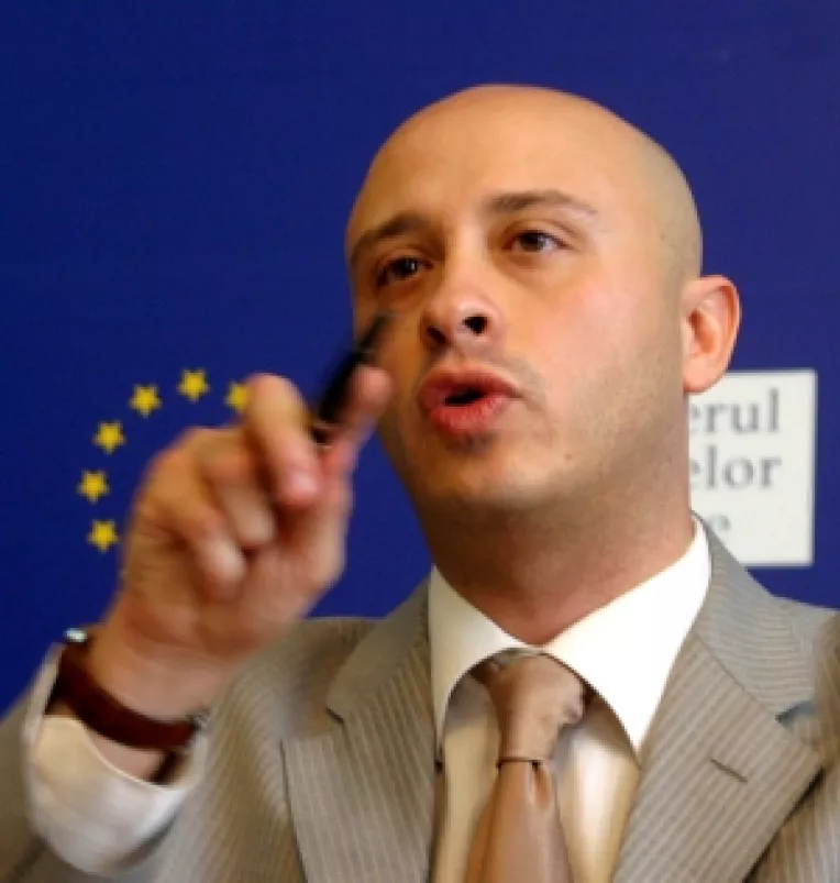 Bodu a vrut sa-i dea lui Vanghelie de pomana un peste