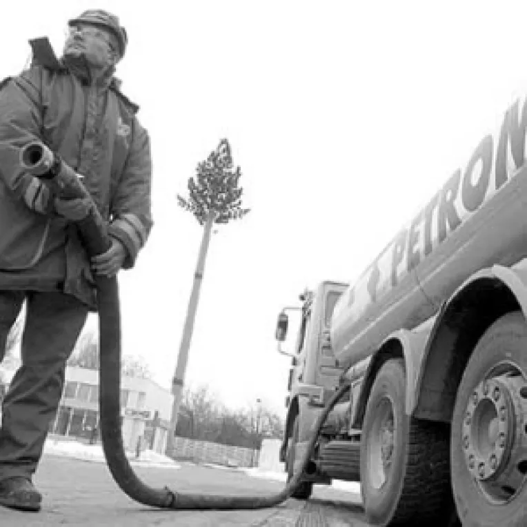 Caldura si ieftinirea titeiului reduc profiturile companiilor petroliere