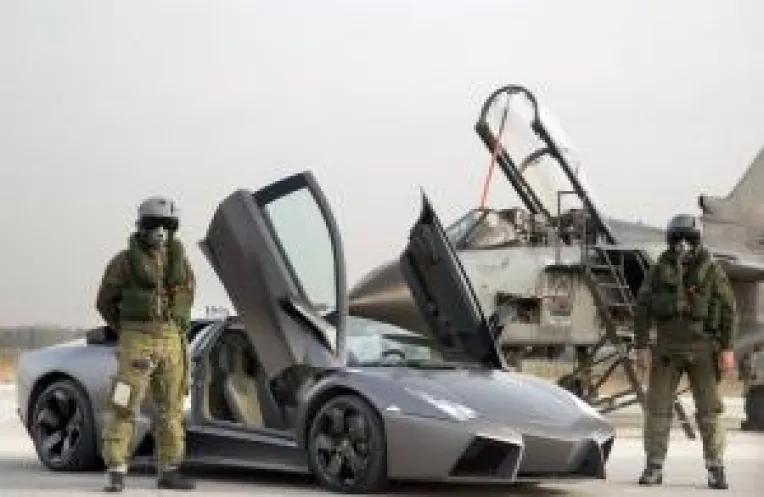 Care este mai rapid?. Lamborghini Reventon versus Panavia Tornado