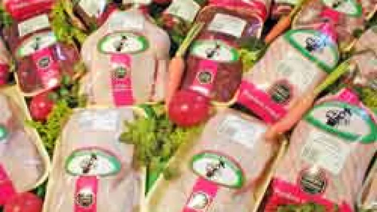 Carnea de pasare, cu 5 % mai ieftina