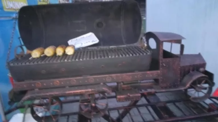 Caruta cu Gogosi: limonada, porumb fert, porumb copt si gogosele, la targul din curtea MTR