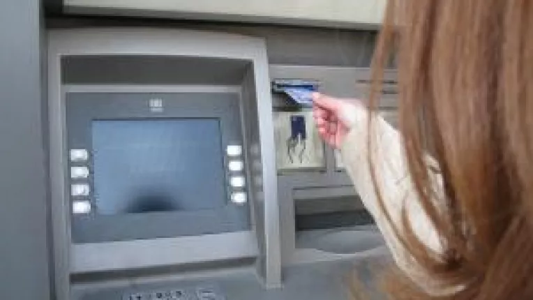 Cat costa sa scoti bani de pe card