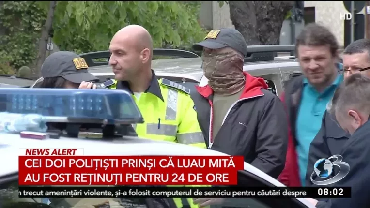 Cei doi politisti prinsi ca luau mita au fost retinuti pentru 24 de ore