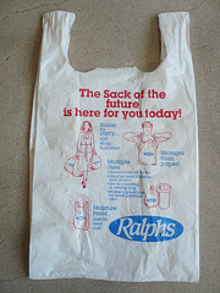 Comerciatii vor plati ecotaxa pentru pungile din plastic, din 2009