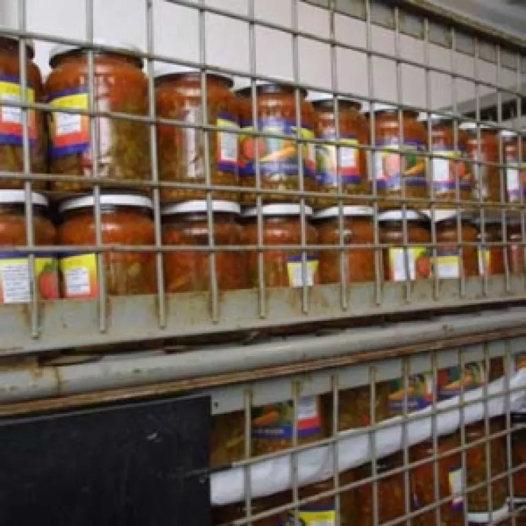 Conserve de legume mai putine si mai scumpe
