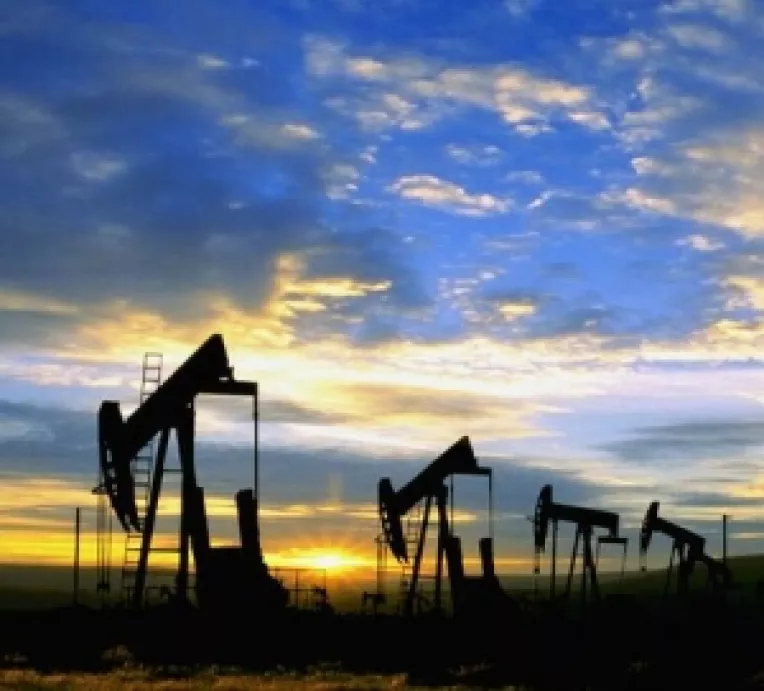 Crahul burselor de la New York si Tokyo aduce scaderea pretului la petrol