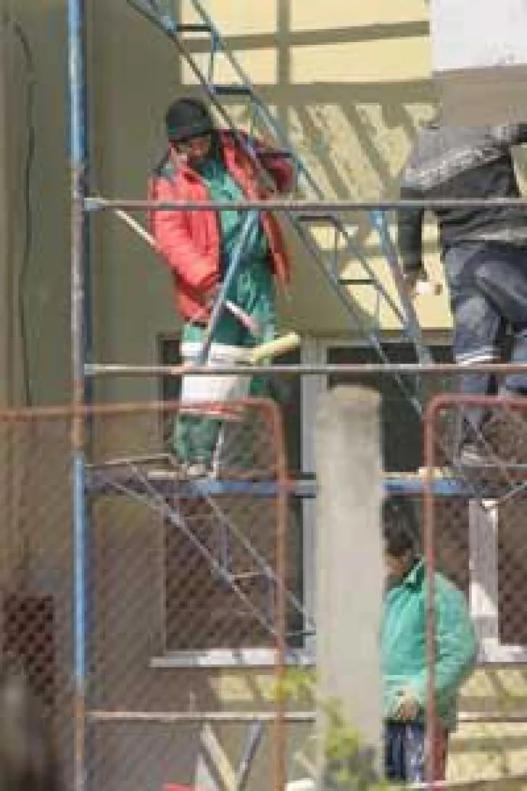 Craiovenii renunta la pensie pentru un salariu. Saracia incurajeaza munca la negru