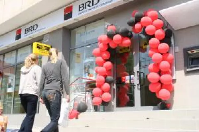 Creditele noi le bat pe cele vechi