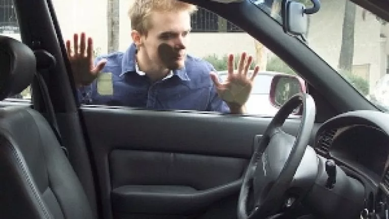 Cum sa intri in masina daca nu ai cheile la tine