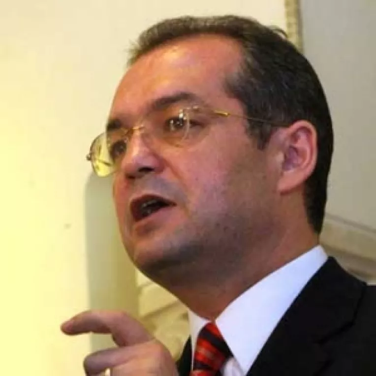 Democratii acuza santajul, dar voteaza motiunea
