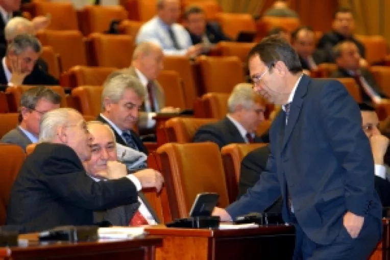 Deputatii muncesc din greu pe calendare si culori