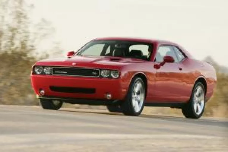 Dodge Challenger, la pret de doua Loganuri