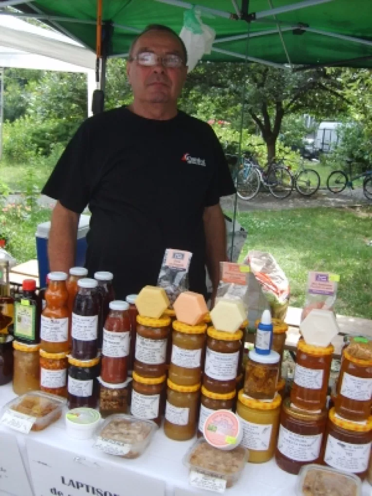 Elena si Vasile Stan, cu produse apicole, la targul de produse traditionale organizat in curtea MTR de Sfantul Ilie