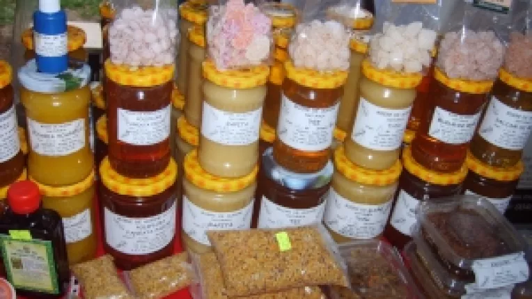 Elena Stan, apicultor: "Am adus sapunuri naturale cu miere si propolis si sirop de muguri de pin, la Piata Taraneasca de la MTR!"
