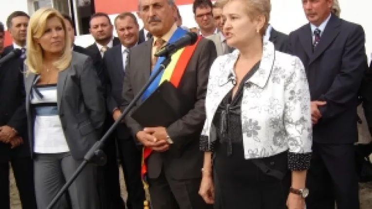 Elena Udrea a vizitat fabrica de magiun de prune de la Topoloveni
