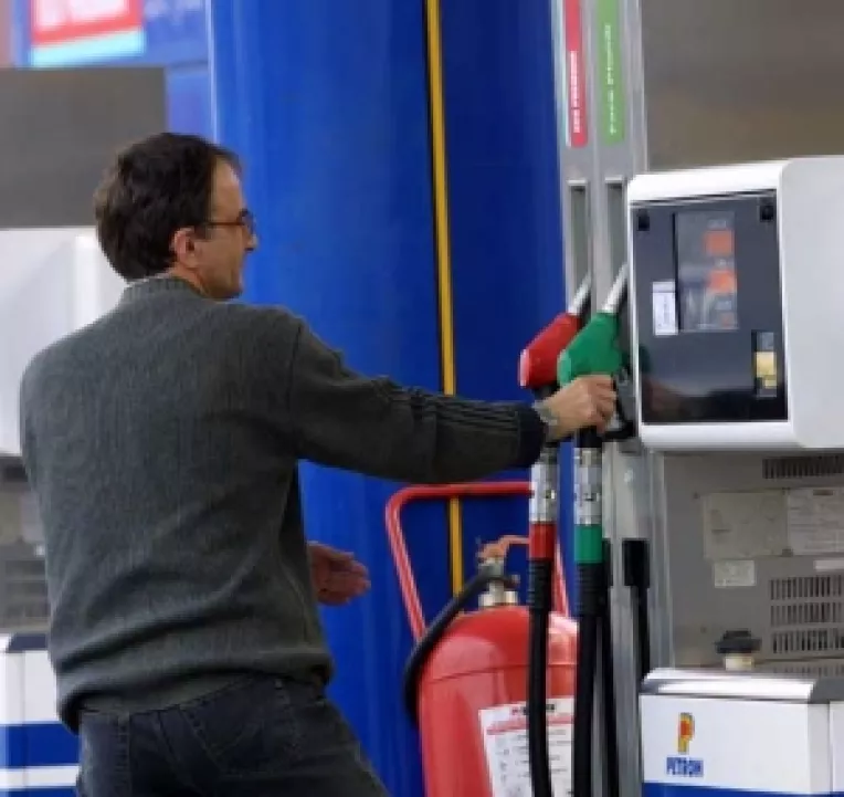 Escaladarea cotatiilor titeiului ne va scumpi benzina cu 10 bani de inainte de sarbatori