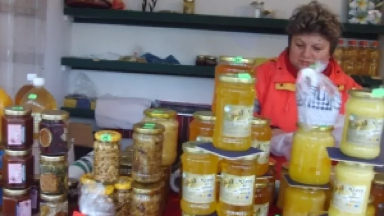 Familia Zota: "Crema cu propolis pentru crapaturi, sirop de brad si faguri in miere!"