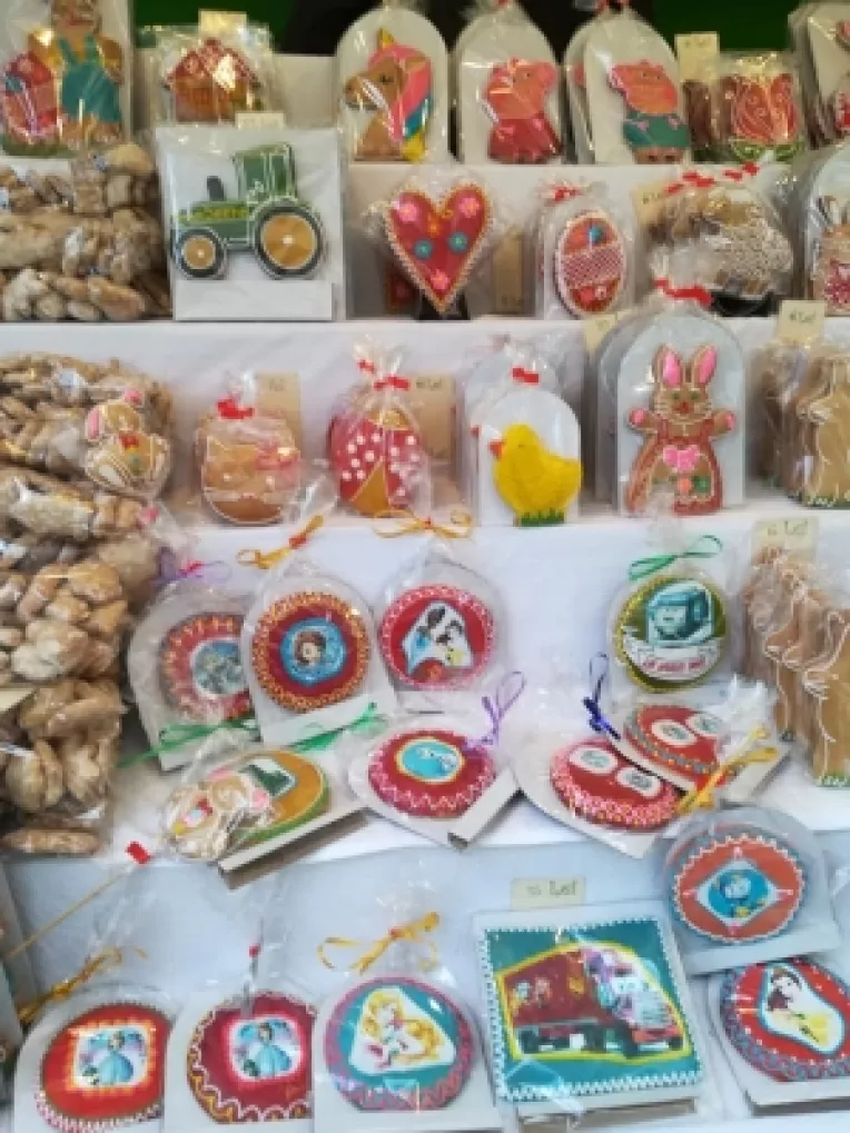 Farkas Magda si Gabor din Targu Secuiesc participa cu figurine de turta dulce si acadele in curtea MTR