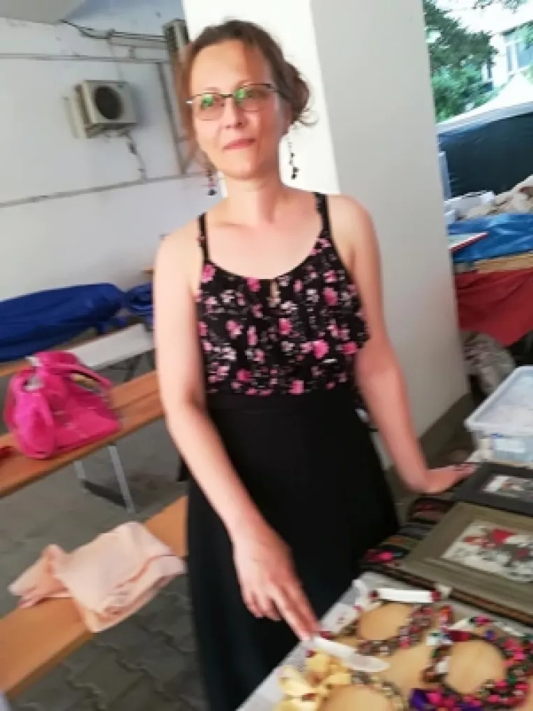 Gina Cimpoca: Icoane pe sticla, braie traditionale si coliere reciclate din diverse materiale