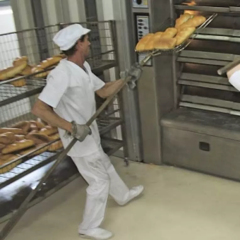 Graul din import tine in frau pretul painii