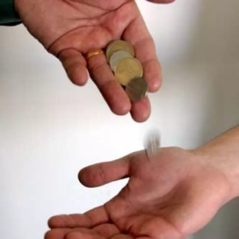 Guma de mestecat si bomboanele, in loc de rest la magazine