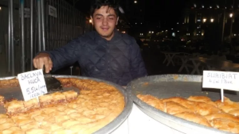 Hassan, din Siria, la targul 1001 de Nopti, cu dulciuri orientale