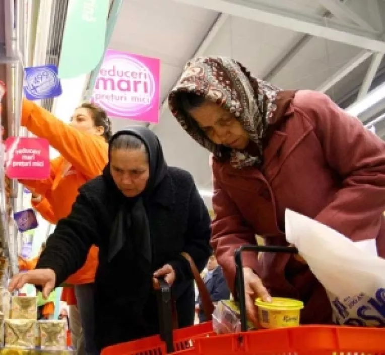 In 2006, romanii au cheltuit cel mai mult pe alimente, bautura si tutun