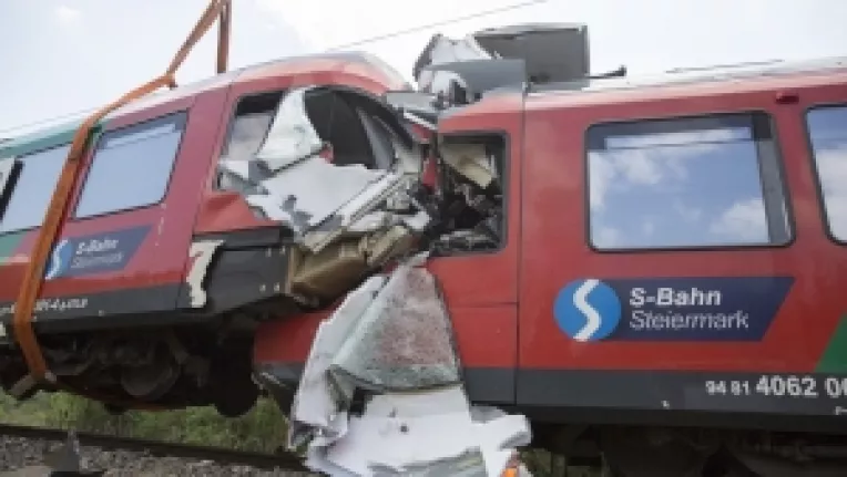In urma ciocnirii a 2 trenuri regionale langa Viena, 12 persoane au fost ranite, dintre care 4 in stare grava