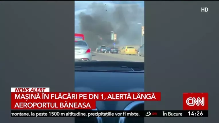 Incendiu pe DN 1, la iesirea din Bucuresti. O masina arde la iesirea din Pasajul Baneasa