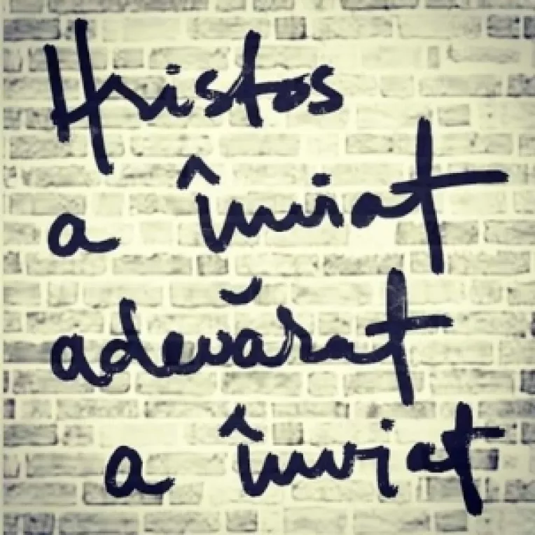 Incepand cu noaptea invierii si in urmatoarele 40 de zile (pana la Rusalii), oamenii se saluta cu cuvintele: Cristos a inviat! Si raspund: Adevarat a inviat!